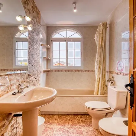 Family In With Year-round Private Pool Benifaio