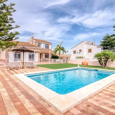 Family In With Year-round Private Pool Villa