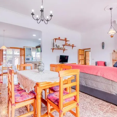 Family In With Year-round Private Pool